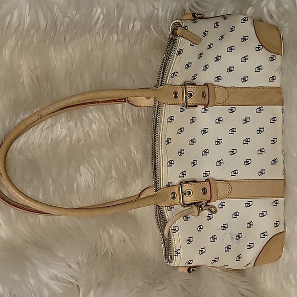 Dooney & Bourke Handbags - Dooney and bourke purse